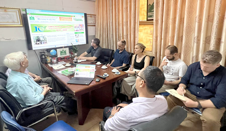 Rất[-]ấn[-]tượng[-]với[-]sự[-]tham[-]gia[-]tự[-]nguyện[-]của[-]cộng[-]đồng[-]trong[-]chăm[-]s&oacute;c[-]sức[-]khỏe[-]C&acirc;y[-]Di[-]sản[-]Việt[-]Nam